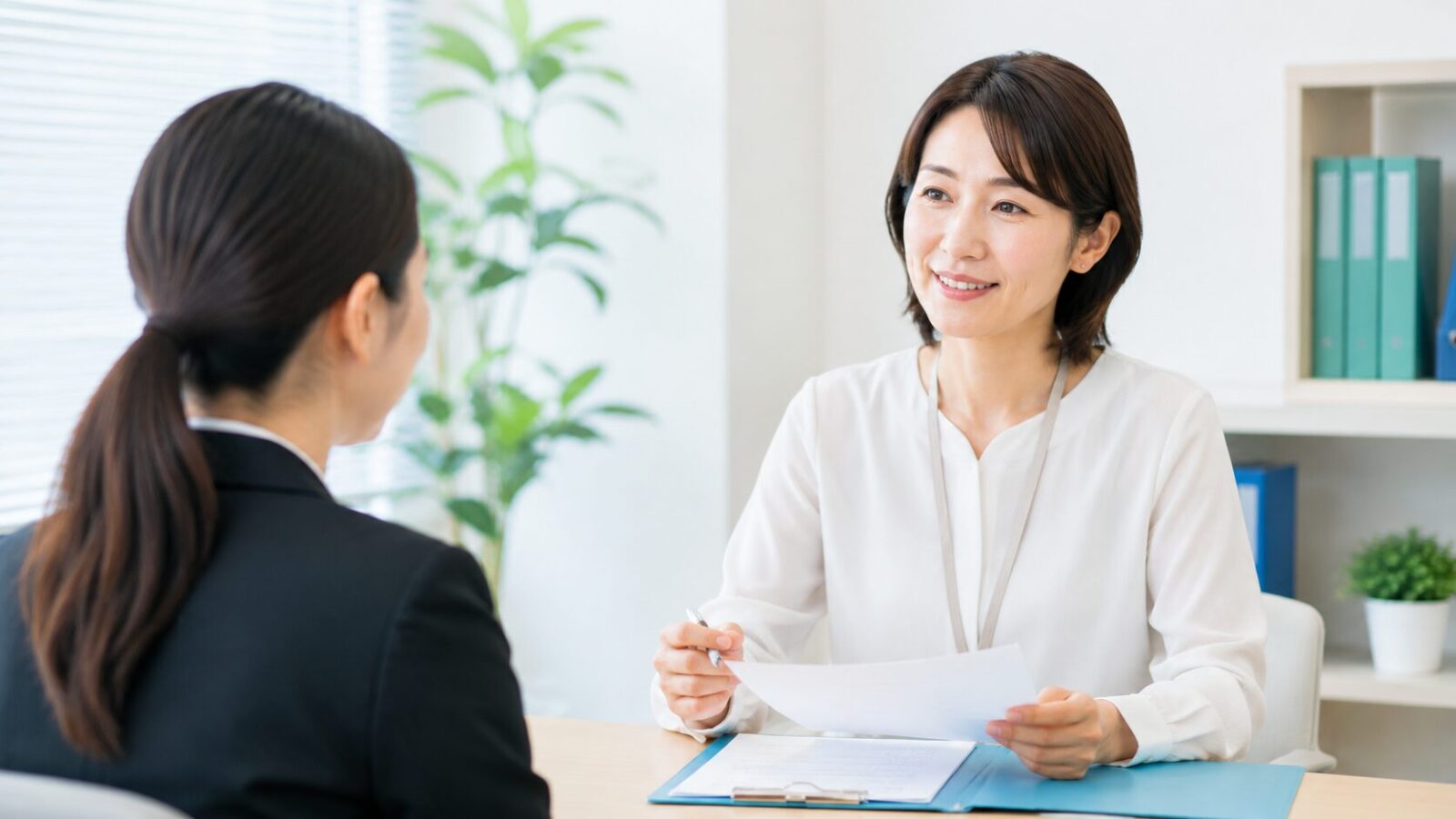 訪問看護の事務員の採用面接の様子